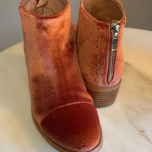 Anthropologie Velvet Ankle Boots in Copper/ Rust with Gold Detail : size 6.5 - Picture 11 of 11